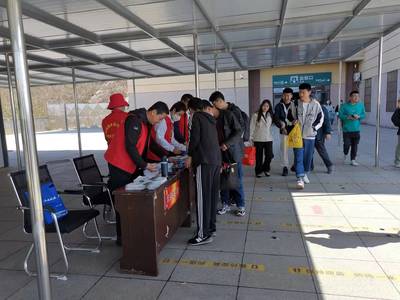 五一假期我市在高鐵高速口設(shè)立旅游志愿者服務(wù)站，暖心服務(wù)助力旅游體驗(yàn)